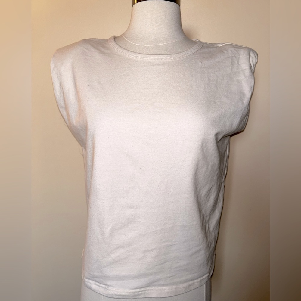 WHITE top with shoulders pads. M